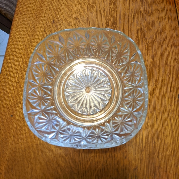 Beautiful vintage clear glass square detailed serving bowl with base - Picture 2 of 4